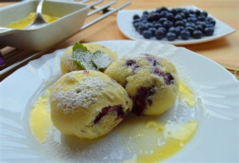 Kynuté borůvkové knedlíky na páře recept .